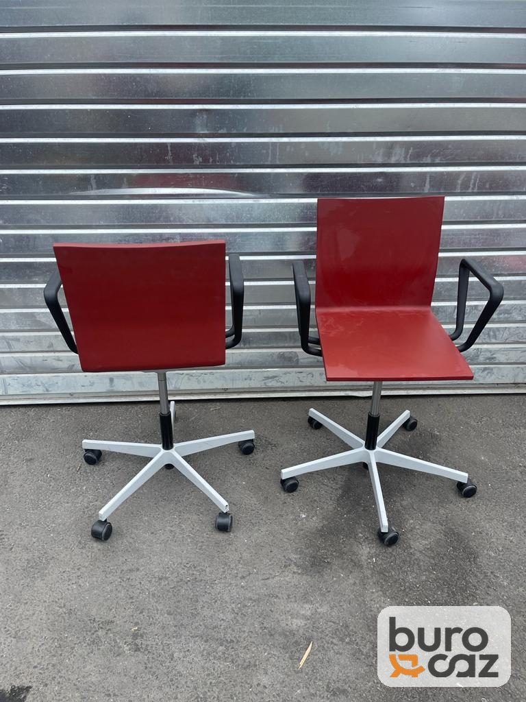 Chaise Vitra .04 rouge pivotante à roulettes — photo 5