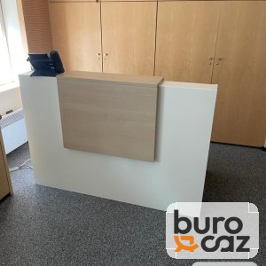 Comptoir d'accueil blanc façade bois