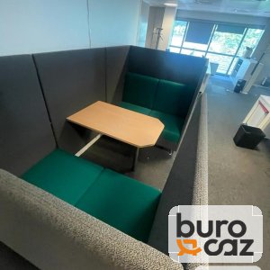 Espace de réunion acoustique avec banquettes et table