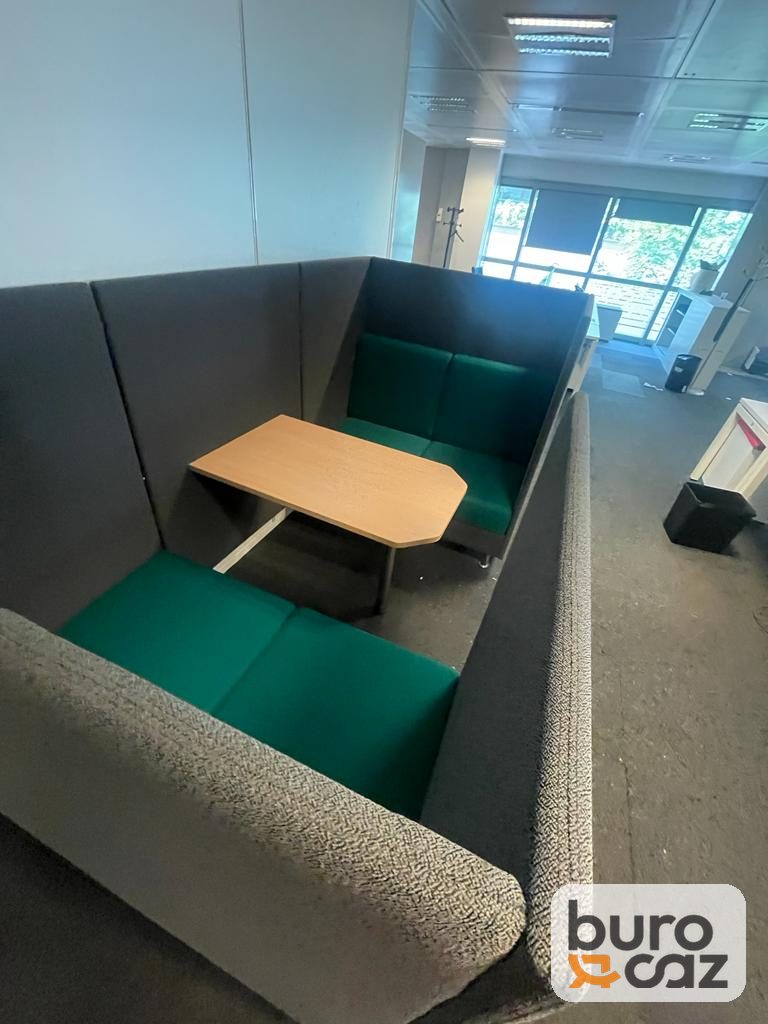 Espace de réunion acoustique avec banquettes et table