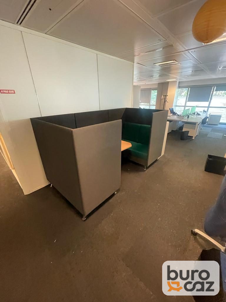 Espace de réunion acoustique avec banquettes et table — photo 2