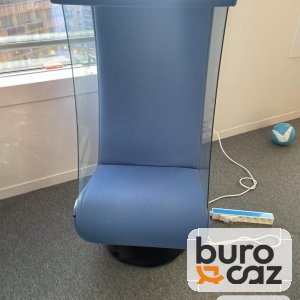 Fauteuil acoustique haut dossier bleu avec parois vitrées