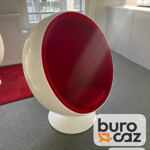Fauteuil Ball Chair coque blanche intérieur rouge
