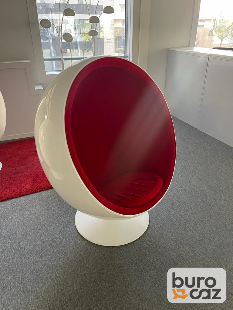 Fauteuil Ball Chair coque blanche intérieur rouge