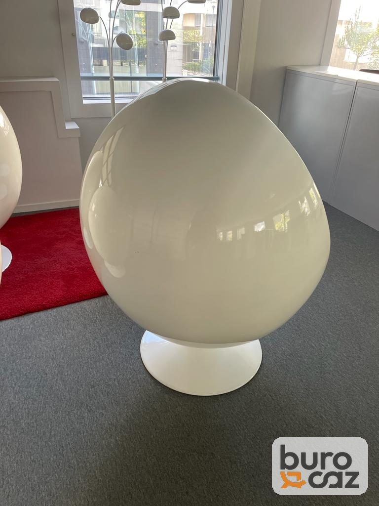 Fauteuil Ball Chair coque blanche intérieur rouge — photo 3