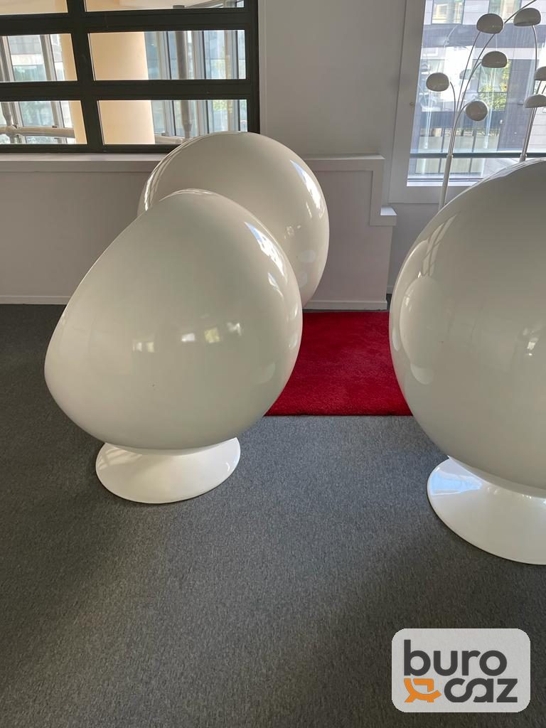 Fauteuil Ball Chair coque blanche intérieur rouge — photo 4