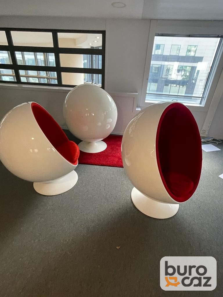 Fauteuil Ball Chair coque blanche intérieur rouge — photo 5