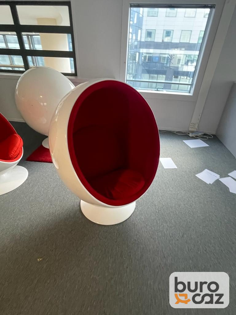 Fauteuil Ball Chair coque blanche intérieur rouge — photo 8