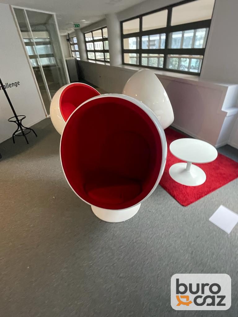Fauteuil Ball Chair coque blanche intérieur rouge — photo 9