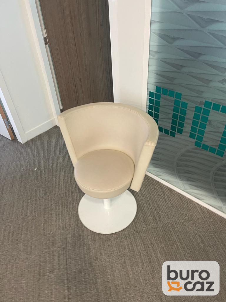 Fauteuil cabriolet pivotant crème — photo 2