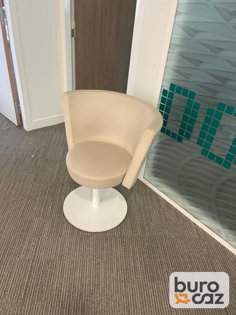 Fauteuil cabriolet pivotant crème — photo 3