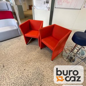 Fauteuil d'accueil cubique rouge-orangé