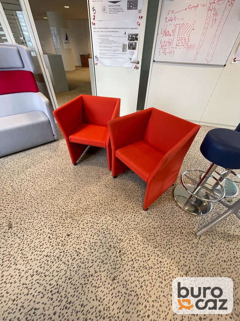 Fauteuil d'accueil cubique rouge-orangé