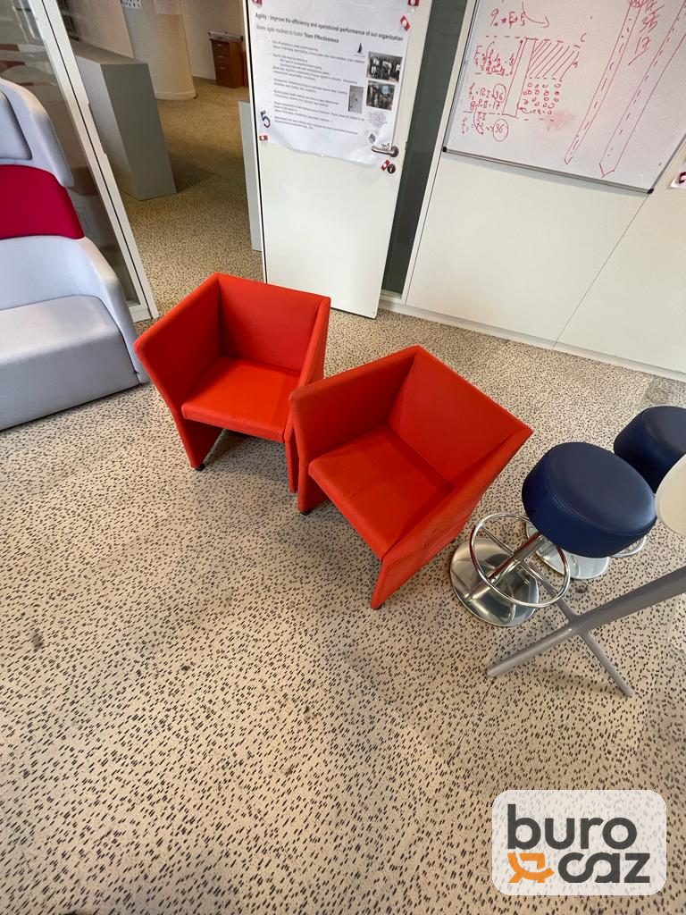 Fauteuil d'accueil cubique rouge-orangé — photo 3