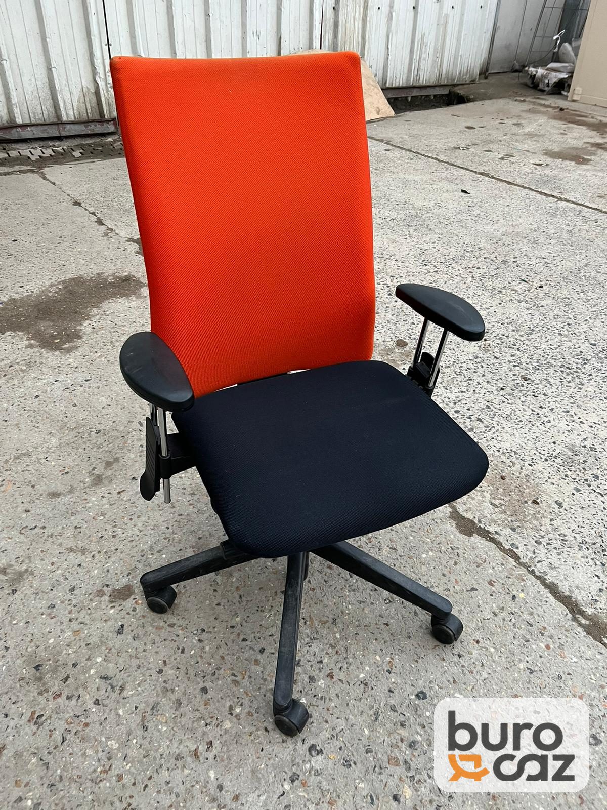 Fauteuil de bureau ergonomique orange accoudoirs réglables