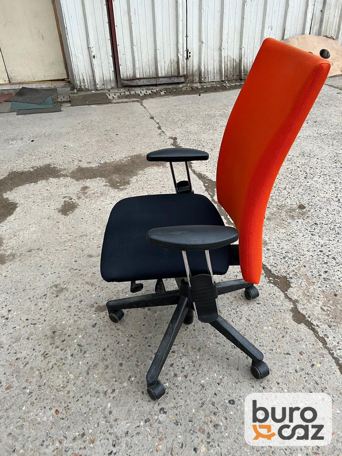Fauteuil de bureau ergonomique orange accoudoirs réglables — photo 3