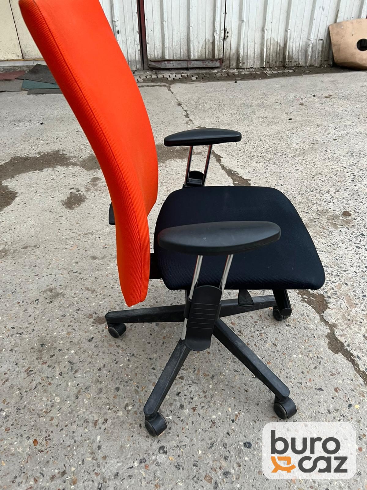 Fauteuil de bureau ergonomique orange accoudoirs réglables — photo 4