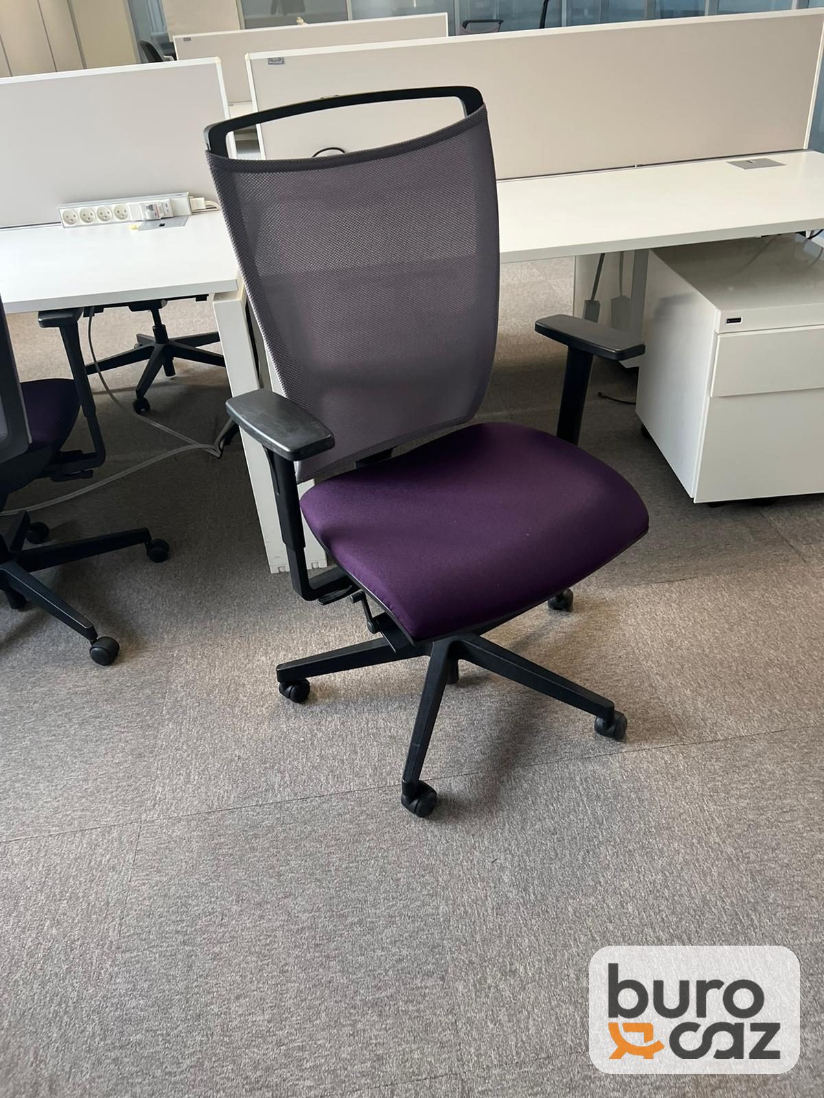 Fauteuil de bureau ergonomique résille grise assise violette