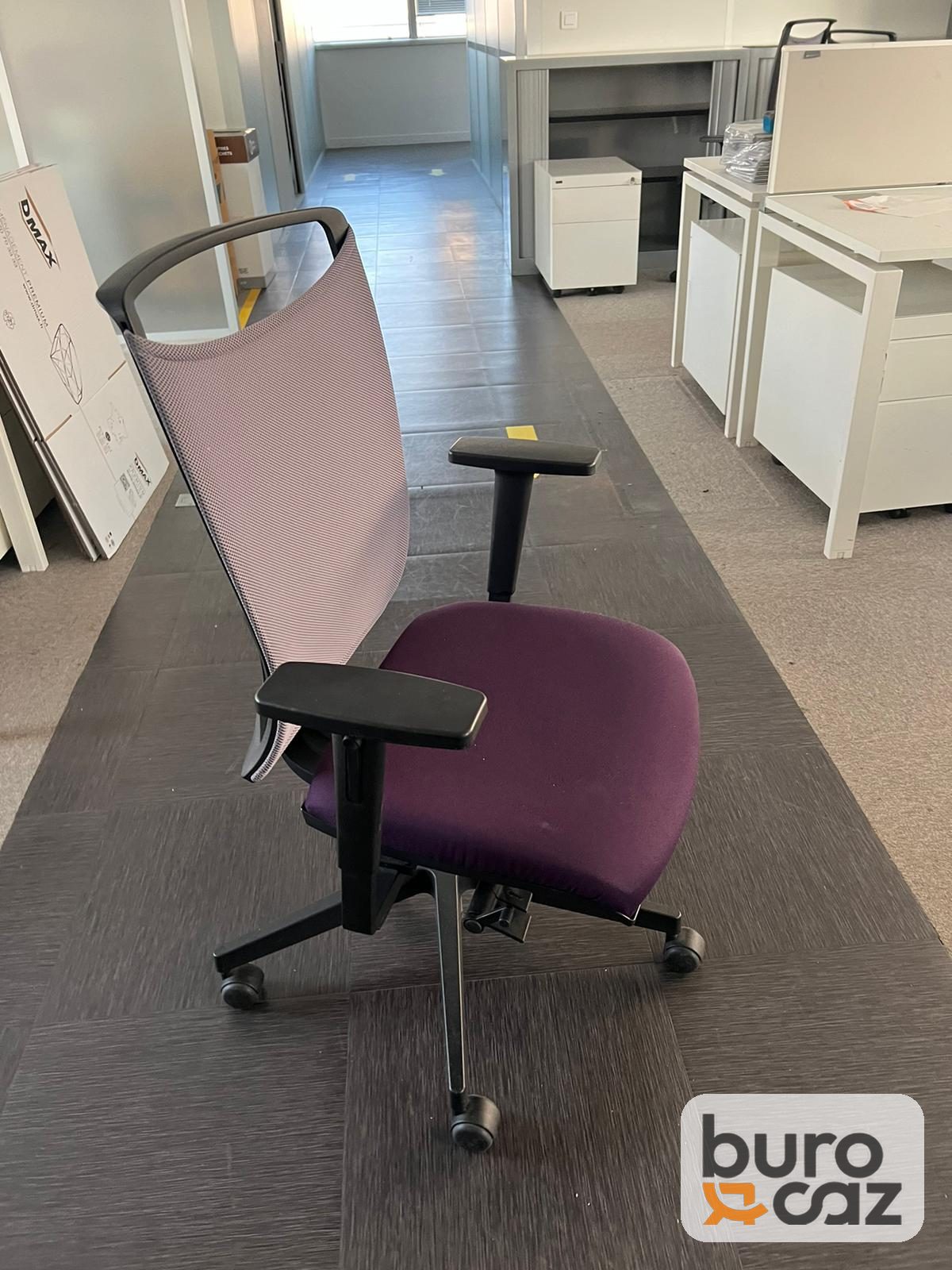 Fauteuil de bureau ergonomique résille grise assise violette — photo 10