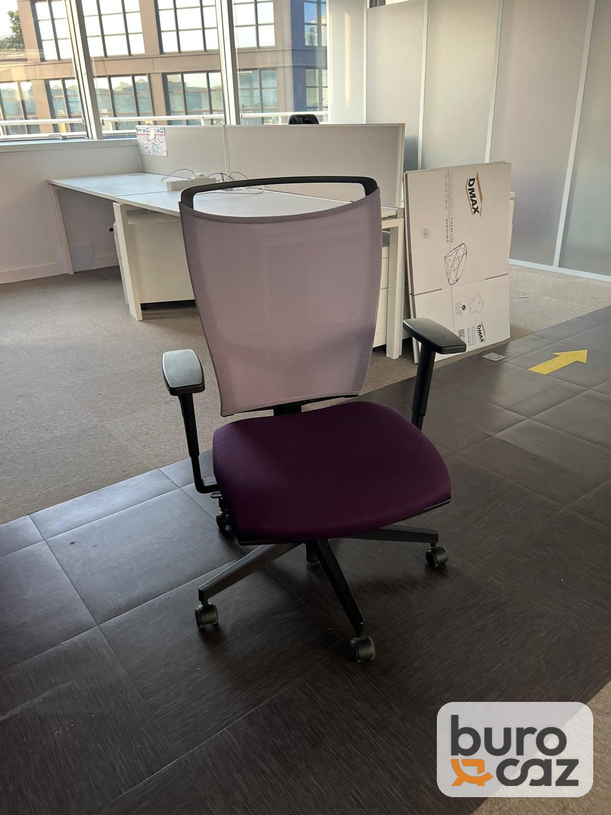 Fauteuil de bureau ergonomique résille grise assise violette — photo 11