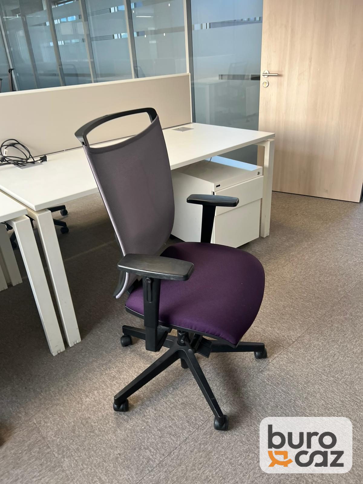 Fauteuil de bureau ergonomique résille grise assise violette — photo 6