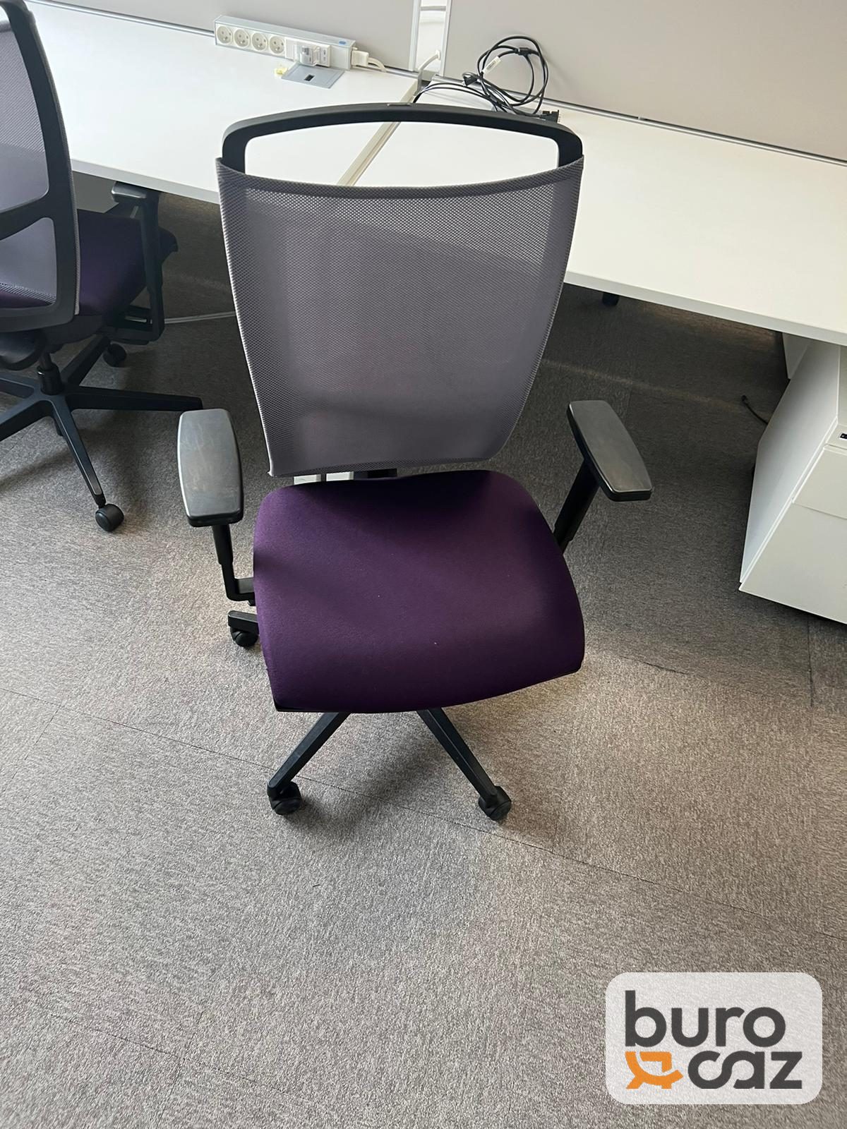 Fauteuil de bureau ergonomique résille grise assise violette — photo 7