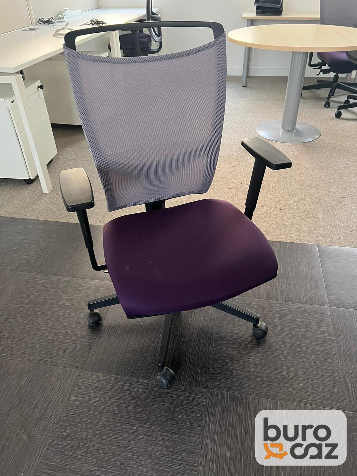 Fauteuil de bureau ergonomique résille grise assise violette — photo 8