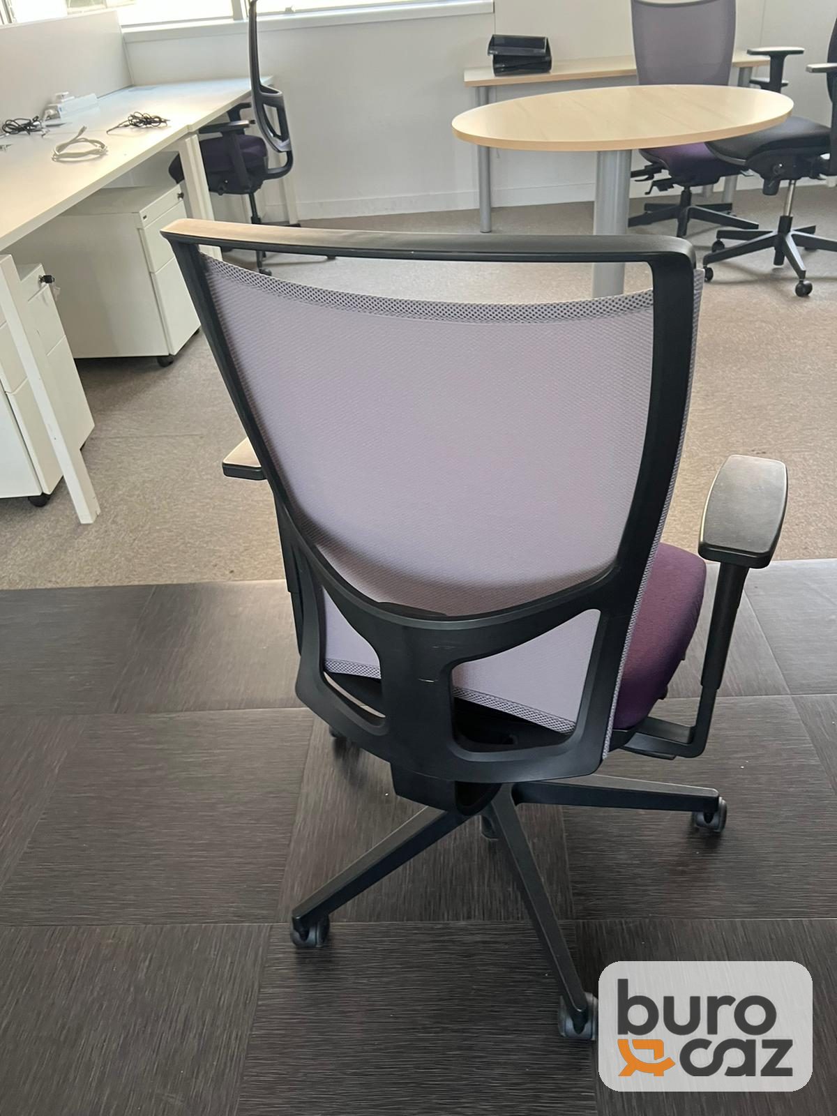 Fauteuil de bureau ergonomique résille grise assise violette — photo 9
