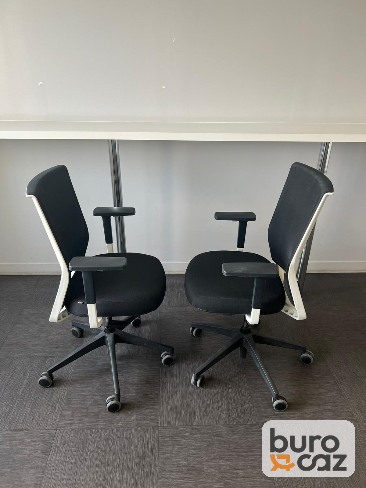 Fauteuil de bureau ergonomique résille noire cadre blanc