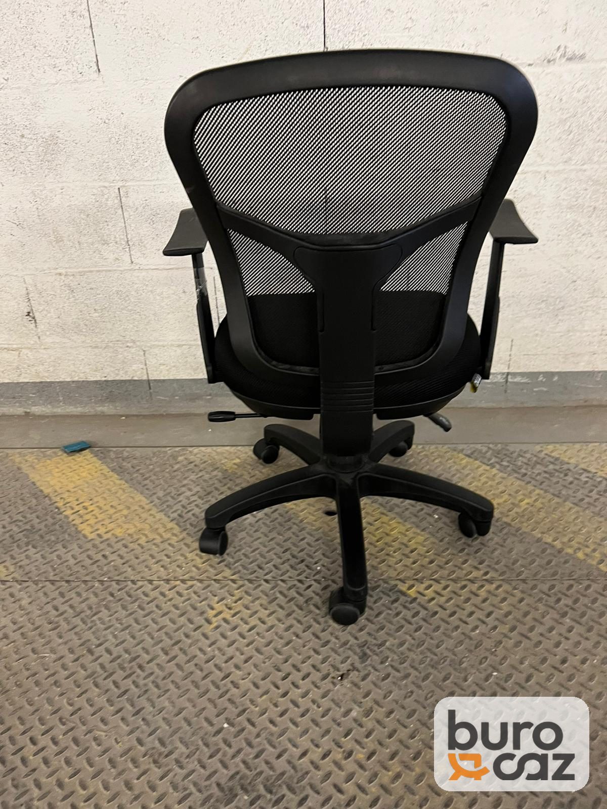 Fauteuil de bureau résille noire dossier cintré — photo 2