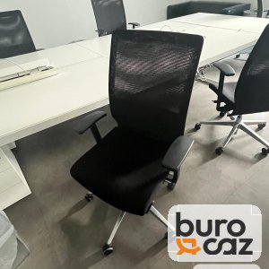Fauteuil de bureau résille noire piètement aluminium