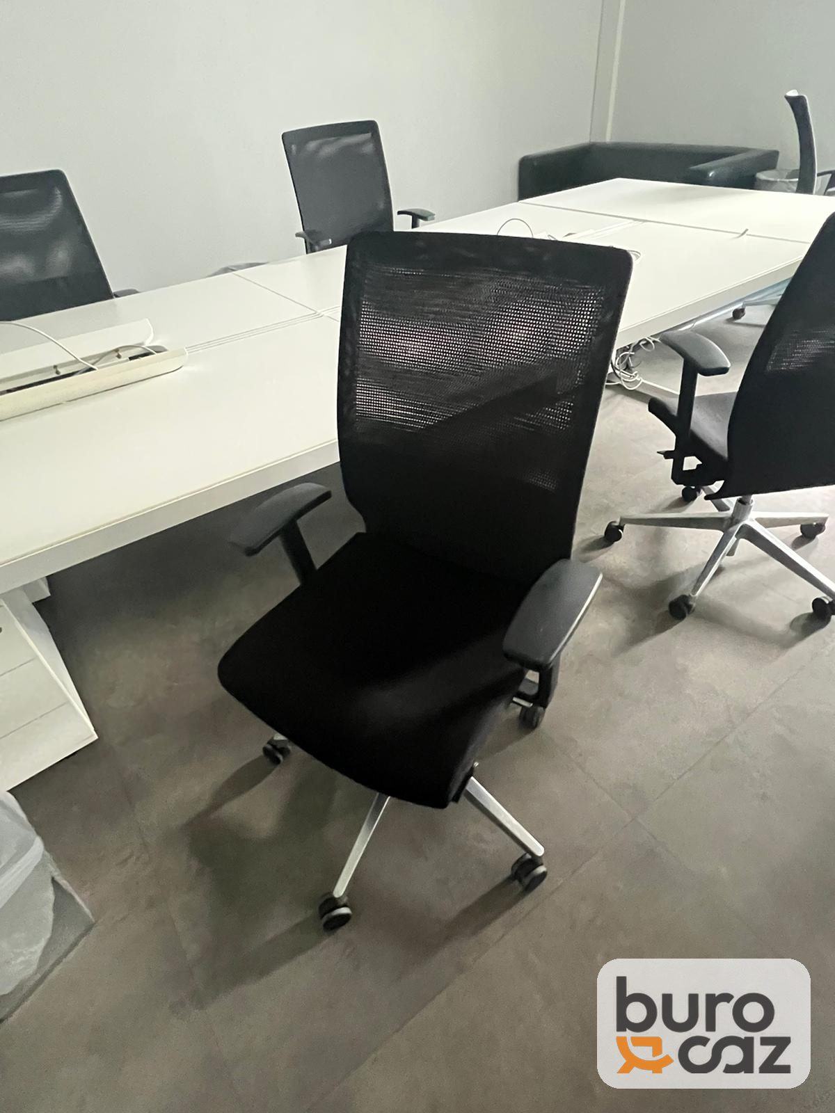 Fauteuil de bureau résille noire piètement aluminium