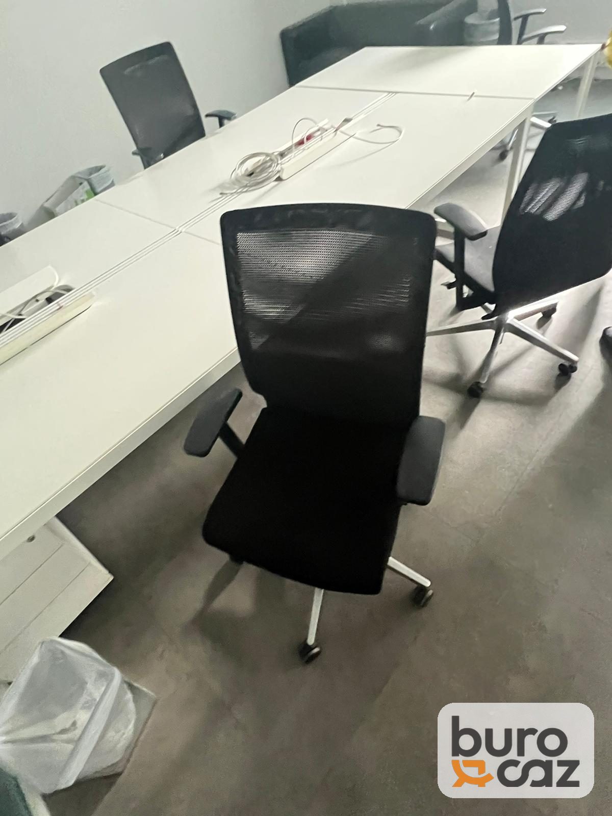Fauteuil de bureau résille noire piètement aluminium — photo 2