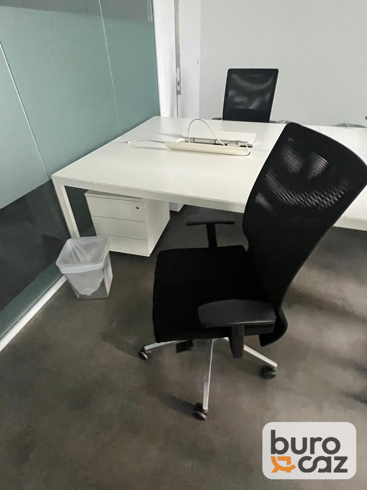 Fauteuil de bureau résille noire piètement aluminium — photo 3