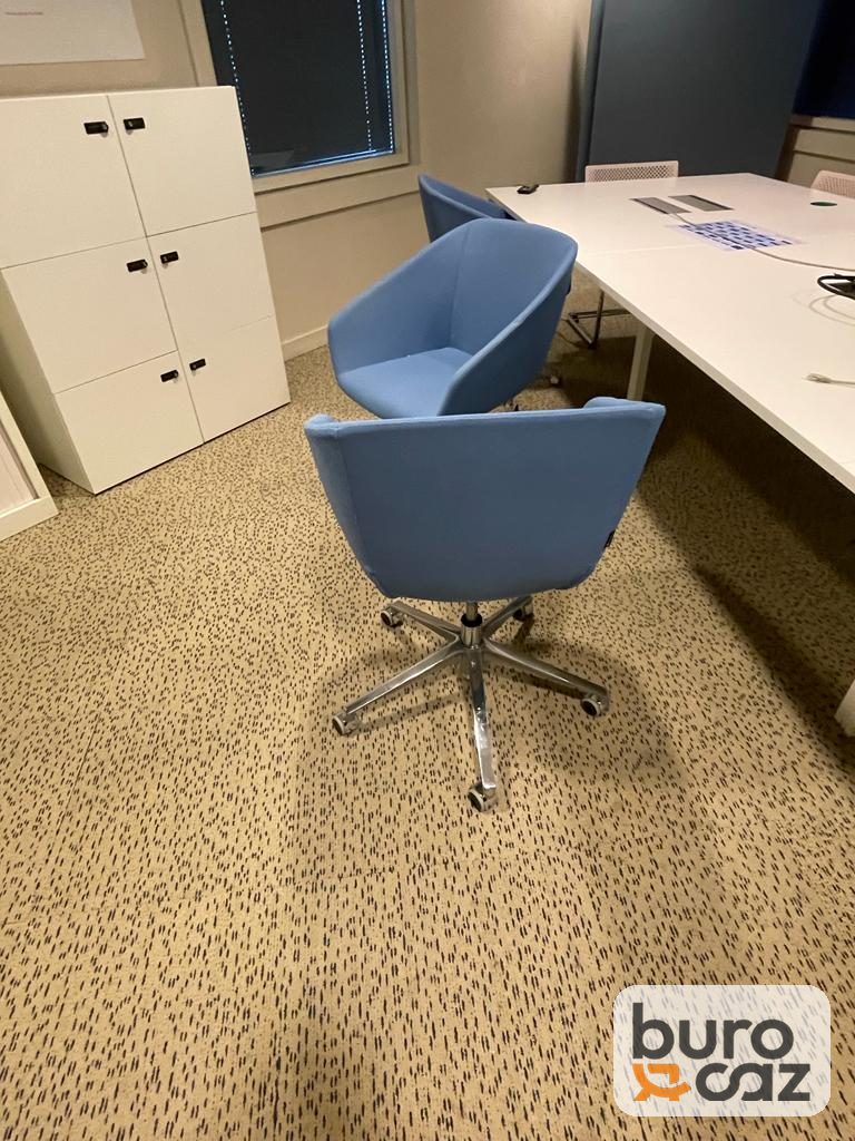 Fauteuil de réunion coque tissu bleu pivotant Majencia — photo 3