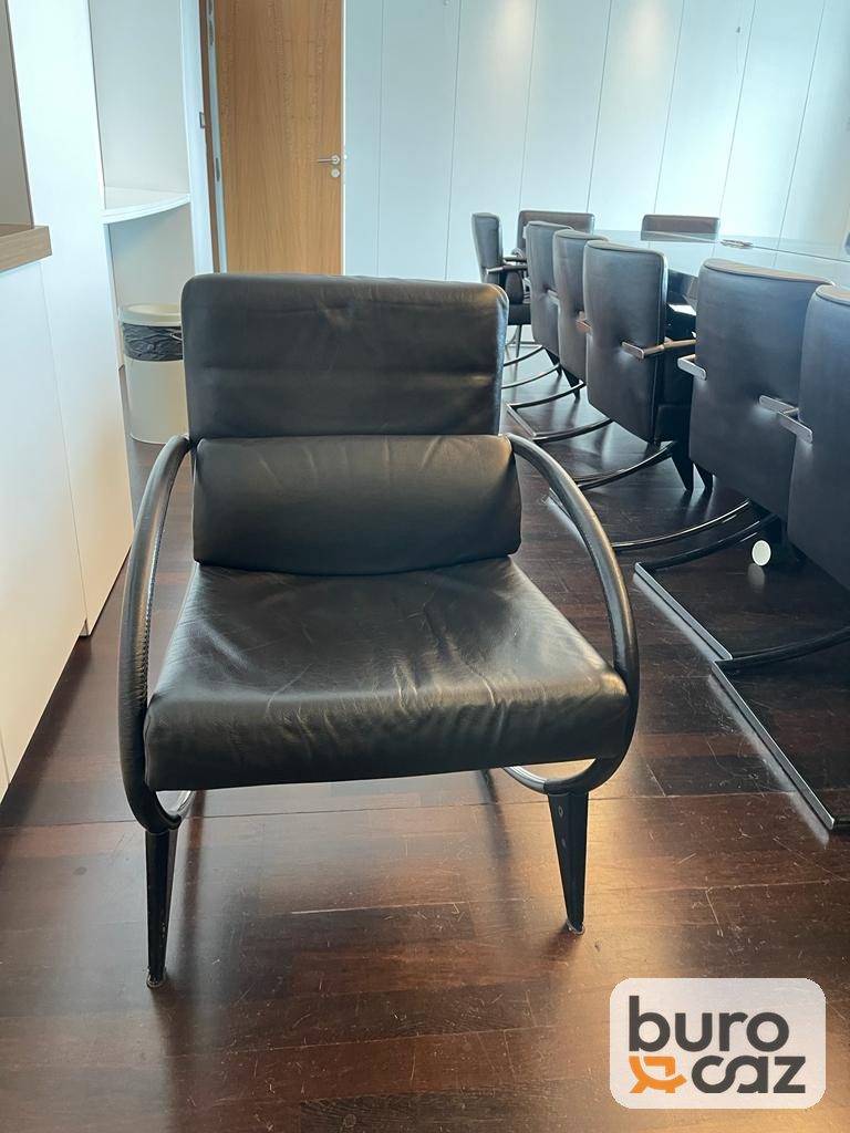 Fauteuil de réunion cuir noir accoudoirs arqués
