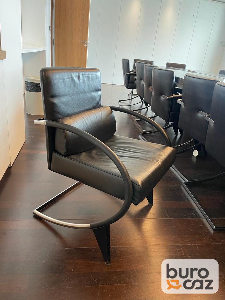 Fauteuil de réunion cuir noir accoudoirs arqués — photo 2