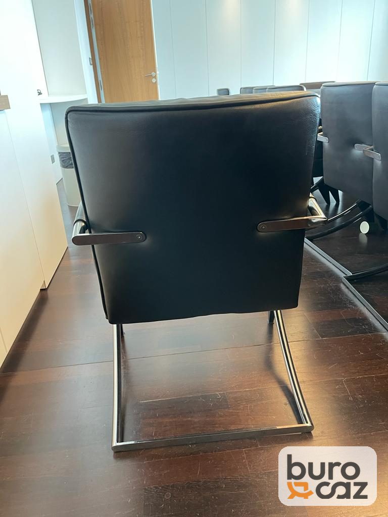 Fauteuil de réunion cuir noir accoudoirs arqués — photo 4