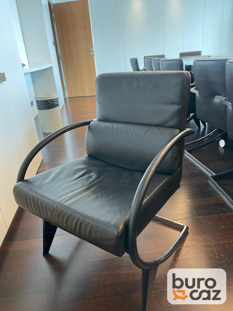 Fauteuil de réunion cuir noir accoudoirs arqués — photo 6