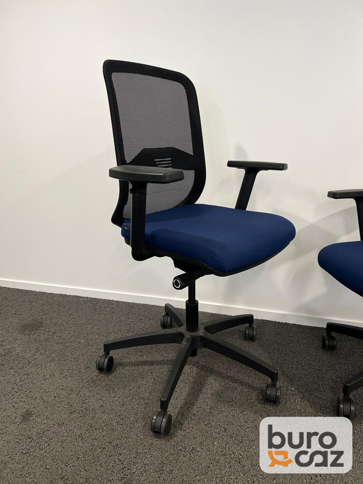 Fauteuil ergonomique résille noire assise bleue
