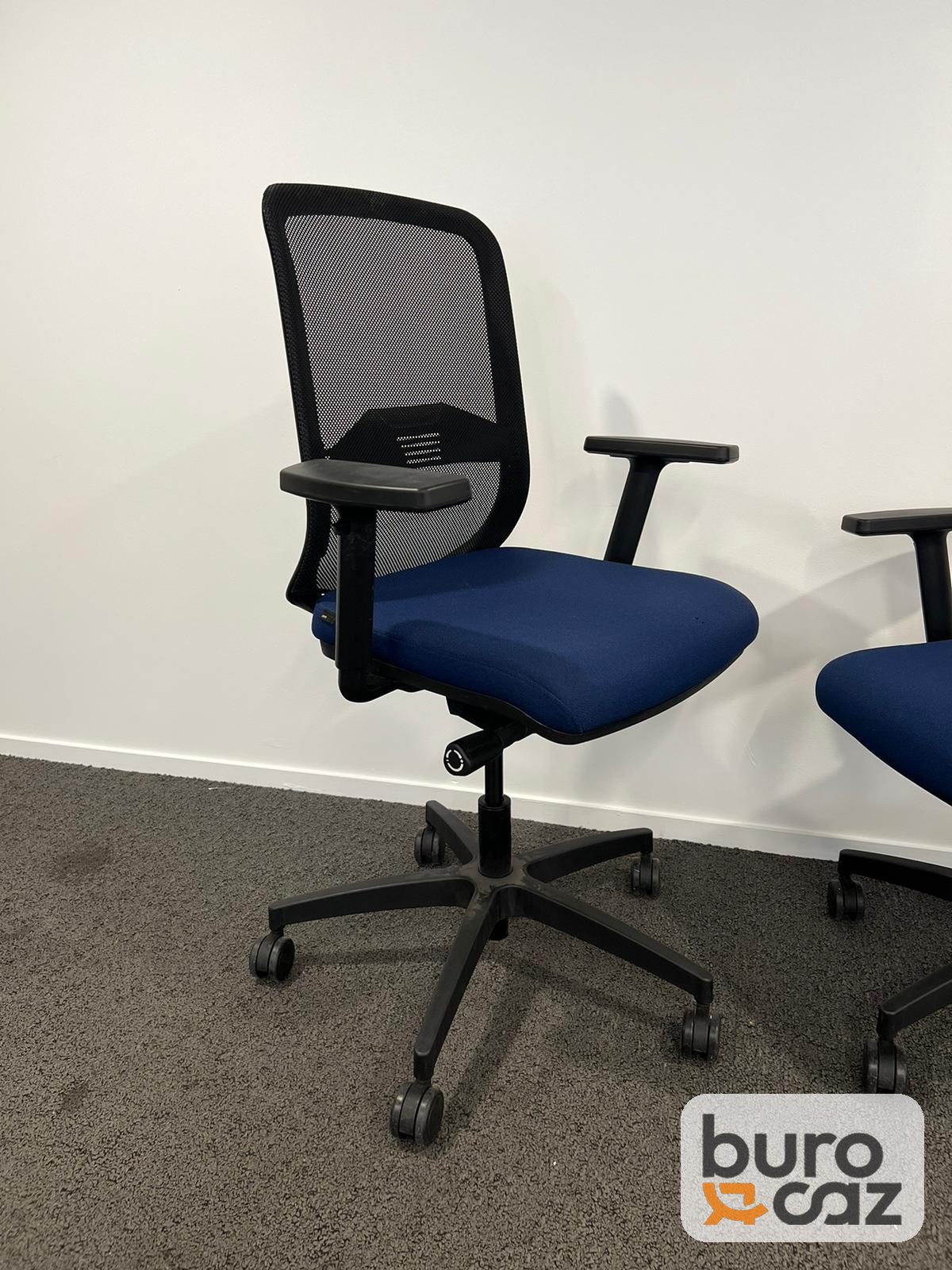 Fauteuil ergonomique résille noire assise bleue — photo 2
