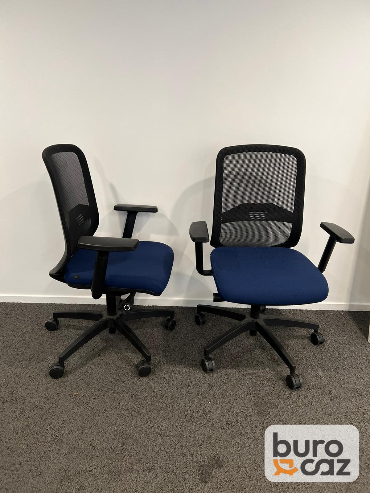 Fauteuil ergonomique résille noire assise bleue — photo 4