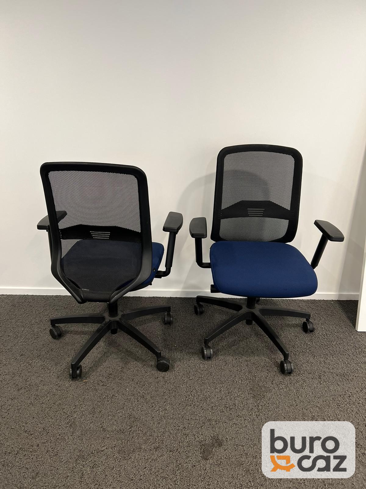 Fauteuil ergonomique résille noire assise bleue — photo 5