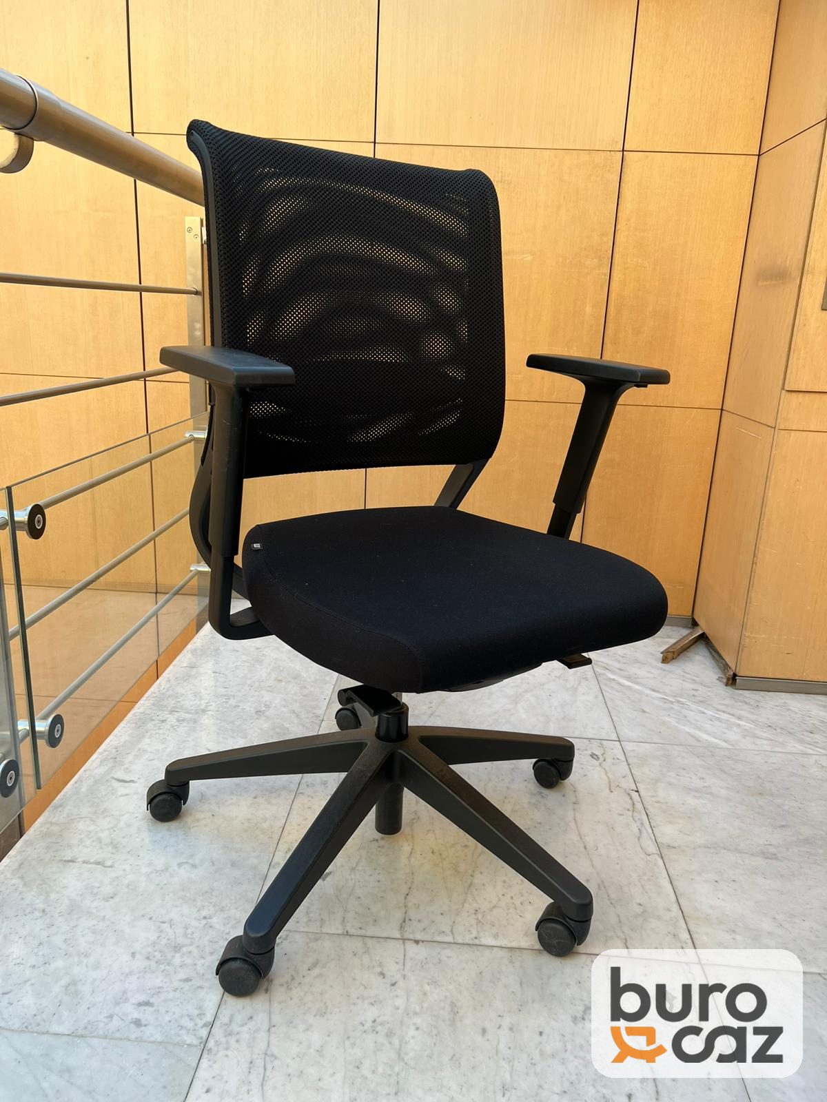 Fauteuil ergonomique résille noire avec accoudoirs réglables — photo 2