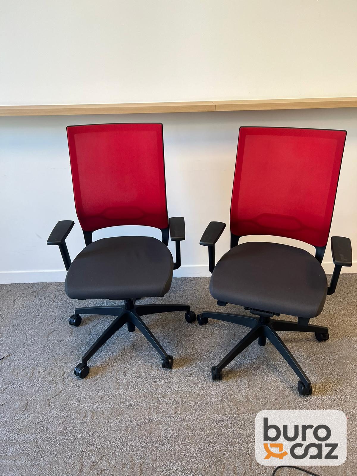 Fauteuil ergonomique résille rouge assise grise — photo 2