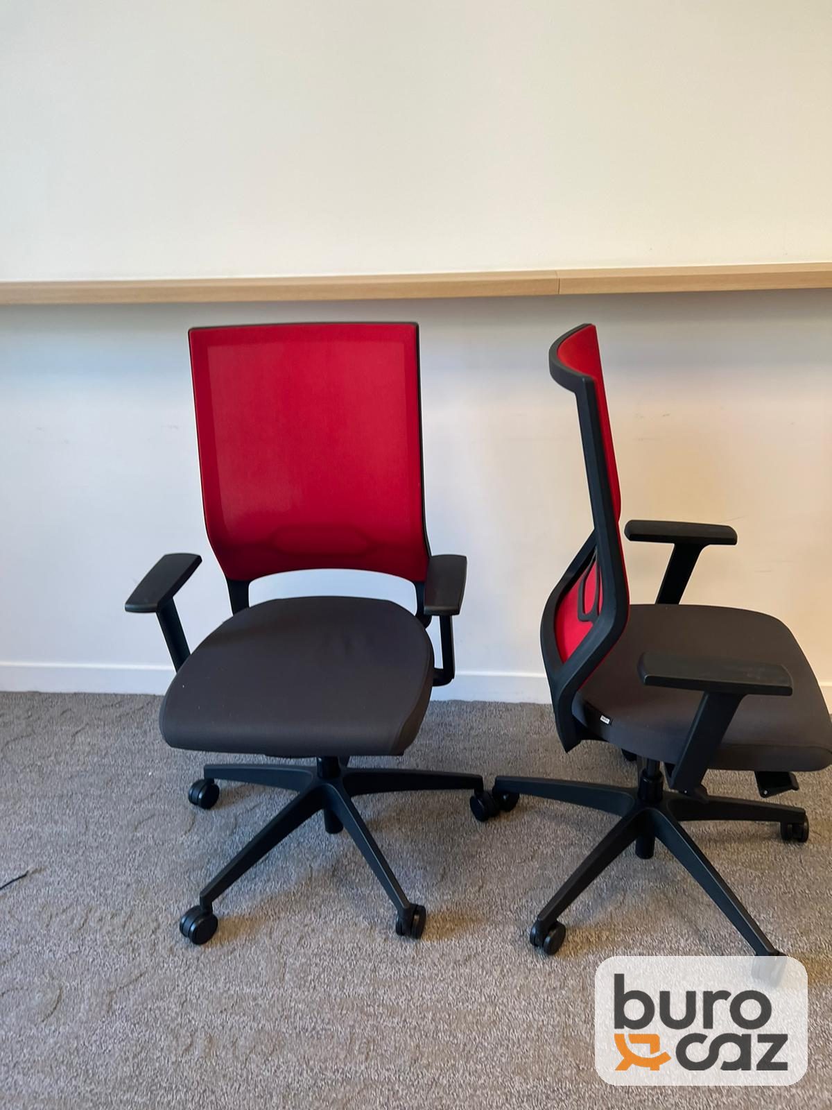 Fauteuil ergonomique résille rouge assise grise — photo 3