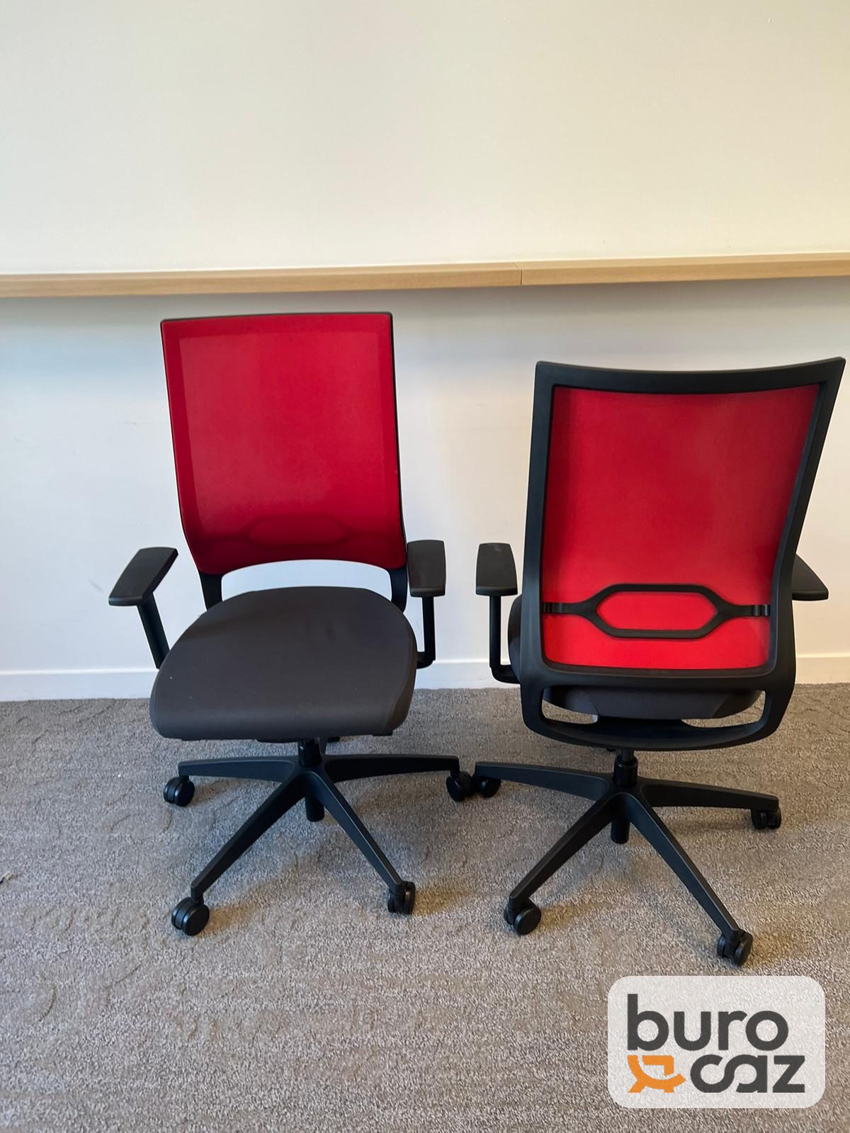 Fauteuil ergonomique résille rouge assise grise — photo 4