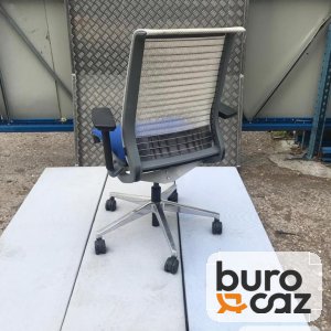 Fauteuil ergonomique Steelcase Think dossier résille grise assise bleue