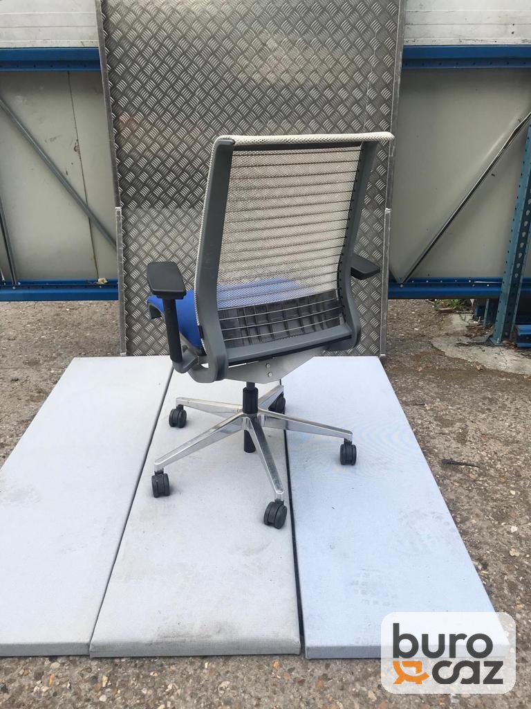 Fauteuil ergonomique Steelcase Think dossier résille grise assise bleue