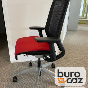Fauteuil ergonomique Steelcase Think dossier résille noir assise rouge